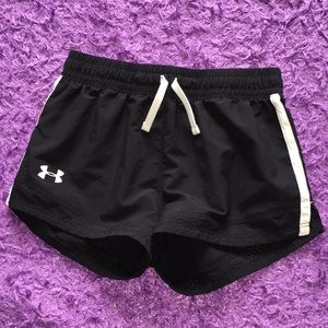 GIRLS UNDER ARMOUR ATHELTIC SPRINT SHORTS
